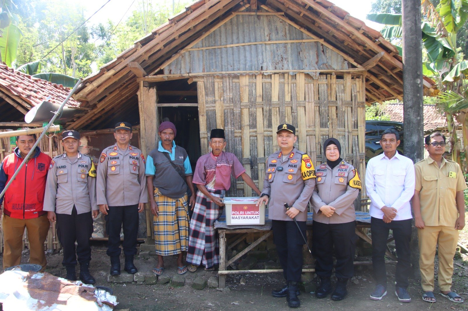 Bakti Sosial yang Dilaksanakan Kapolres Sumenep sebagai Wujud Kepedulian terhadap Warga Lansia di Desa Gunung Kembar 1 WhatsApp Image 2025 07 14 at 14.43.02 efc9c104