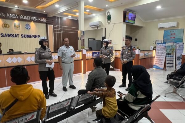 Lewat Samsat, Kasat Lantas Polres Sumenep Bangkitkan Kesadaran Warga soal Bahaya Laka Lantas WhatsApp Image 2025 07 19 at 16.56.27 5c18c441