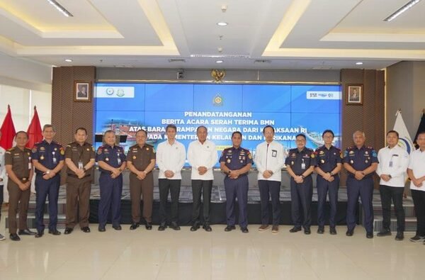 kejaksaan agung kejagung menyerahkan lima unit kapal hasil rampasan kepada kementerian kelautan dan perikanan kkp 1752289488808 169