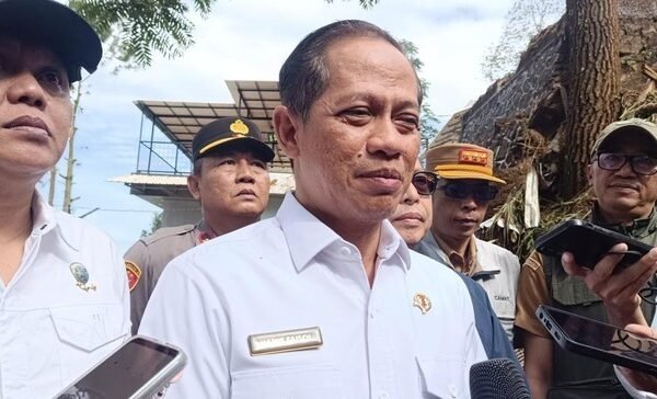 menteri lingkungan hidup hanif faisol bakal menindak tegas pemilik vila yang sebabkan longsor di area vila kawasan cisarua bog 1751862704461 169