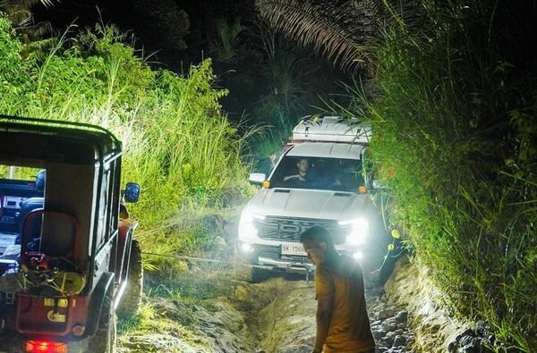 mobil yang dikemudian kontraktor kir dirut pt dng menarik mobil bobby nasution saat meninjau jalan rusak yang menjerat kadis p 1751263506561 169