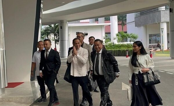Didampingi Hotman Paris, Nadiem Makarim Kembali Diperiksa Kejagung dalam Kasus Korupsi Laptop Rp 9,9 Triliun nadiem didampingi hotman paris di kejagung 1752545691632 169