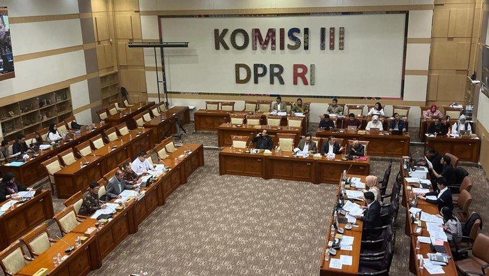 Komisi III DPR dan Pemerintah Sepakati Hak Impunitas Advokat dalam RKUHAP: Perlindungan Hukum Diperkuat 1 panja rkuhap 1752132504671 169