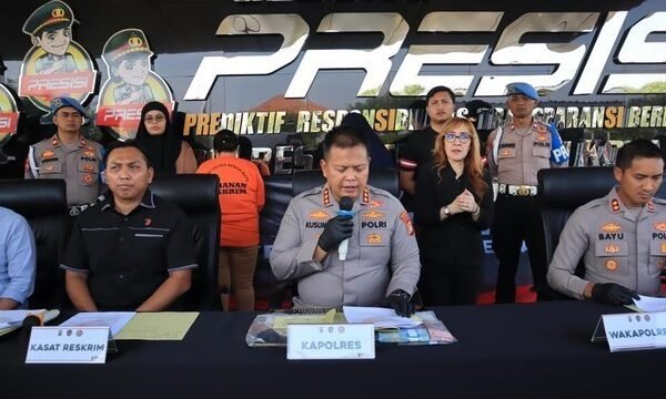 polisi tangkap dua wanita penipu penjualan kontrakan fiktif di bekasi polisi mengungkap awal mula kasus yang merugikan korban 1753434434452 169