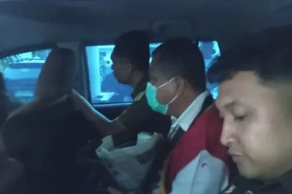 usai diserahkan ke kejaksaan kadis perhubungan julham situmorang resmi ditahan 2025 07 28 19 36 37 2699