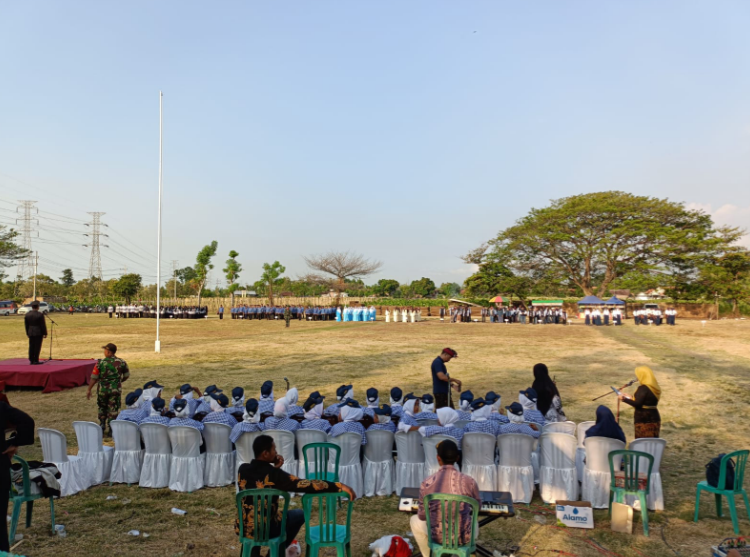Khidmat dan Meriah, Penurunan Bendera Merah Putih HUT ke-80 RI Digelar di Desa Krejengan Probolinggo 2 Screenshot 2025 08 18 074307