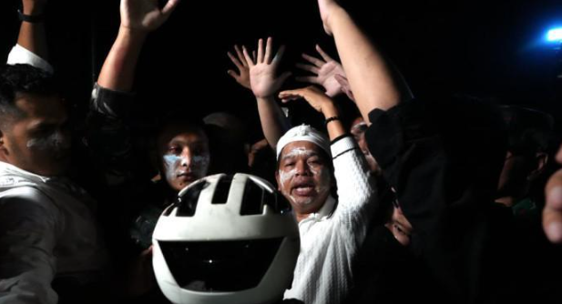 Dikawal Prajurit TNI, Gubernur Dedi Mulyadi Hadapi Langsung Massa Aksi di Depan DPRD Jabar 1 Screenshot 2025 08 30 095223