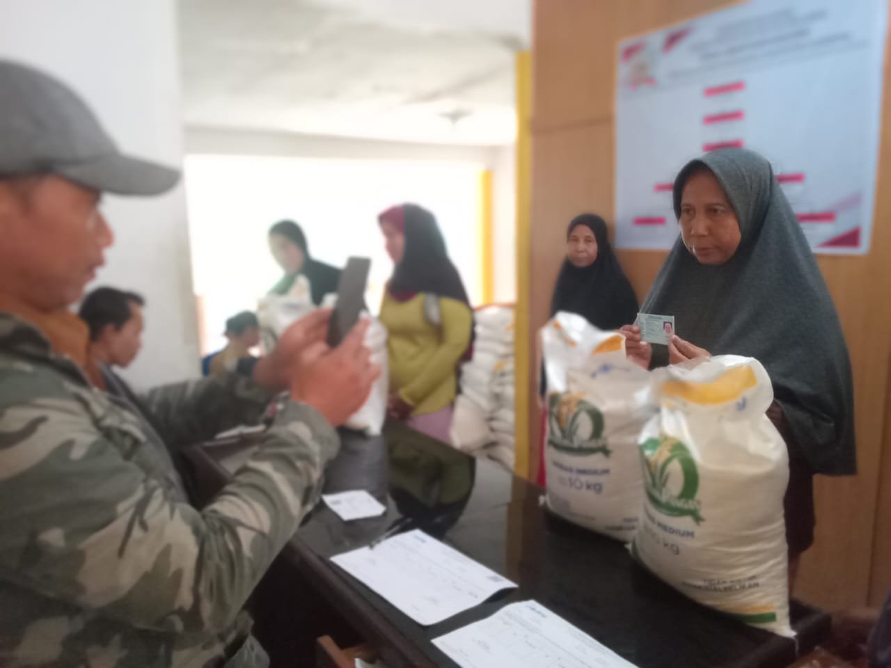 928 KPM Desa Bantargadung Terima Bantuan Beras 10 Kg untuk Bulan Juni–Juli 1 WhatsApp Image 2025 08 04 at 09.10.13 a4c99131