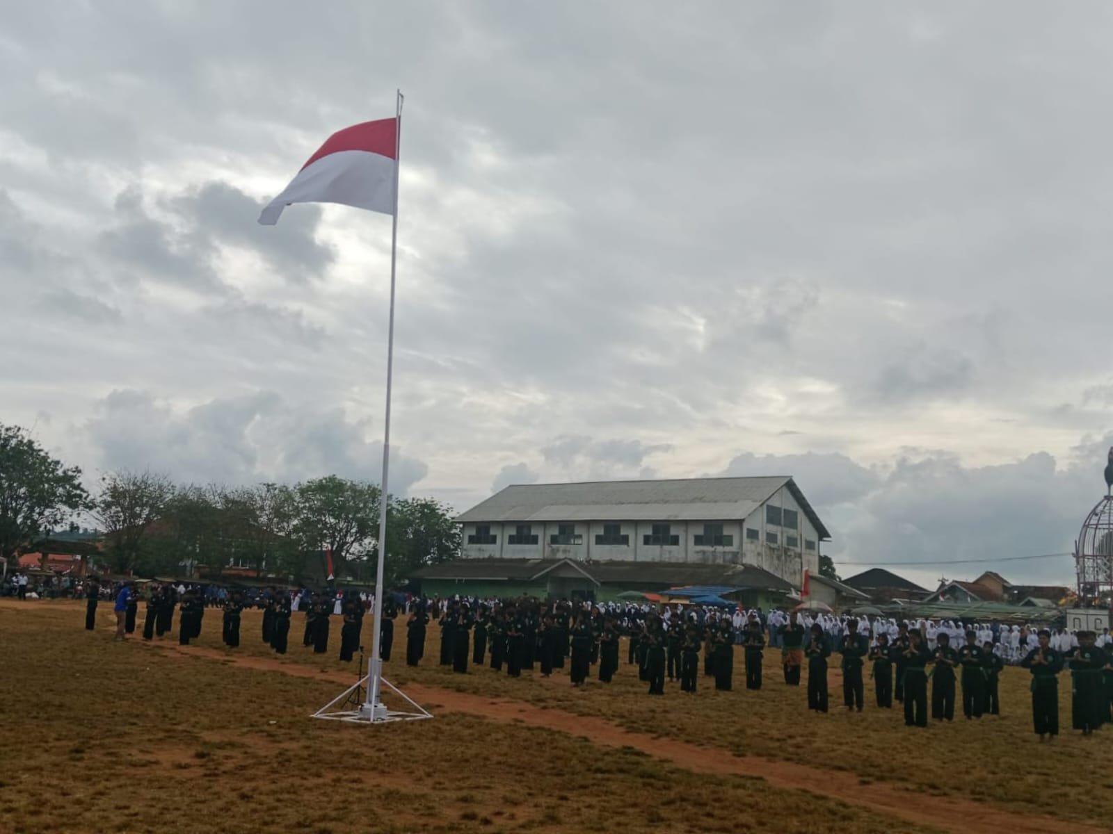 Bendera Sangsaka Merah Putih Berkibar di Alun- alun Arjasa Kangean. 1 WhatsApp Image 2025 08 17 at 02.59.23 fca397e2