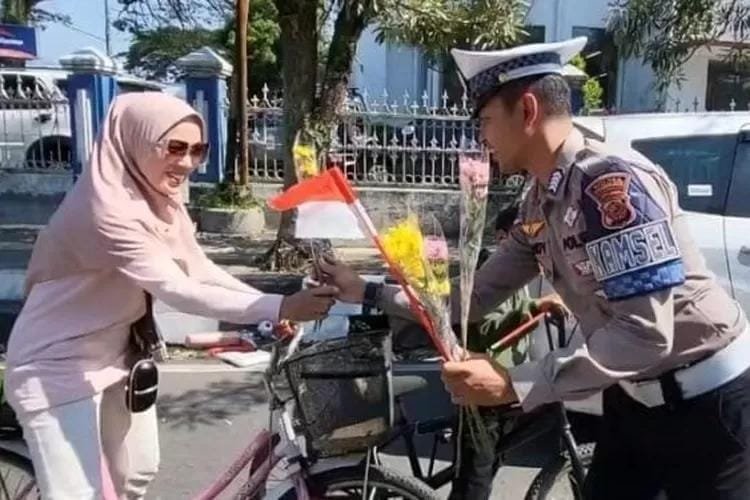 Polisi Sukabumi Bagikan Buket Bunga di Detik-Detik Proklamasi: Simbol Cinta Tanah Air di Jalanan 1 WhatsApp Image 2025 08 19 at 11.40.21 bca3b19b