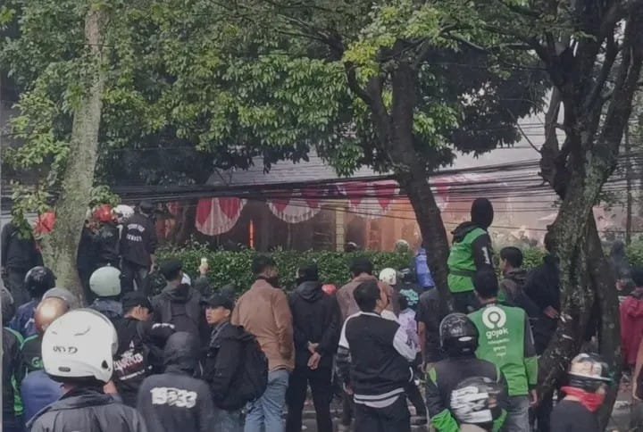 Ricuh Aksi Solidaritas di Bandung, Mahasiswa Hingga Ojol Bentrok Dengan Aparat 1 WhatsApp Image 2025 08 29 at 23.06.44 cbfd503a