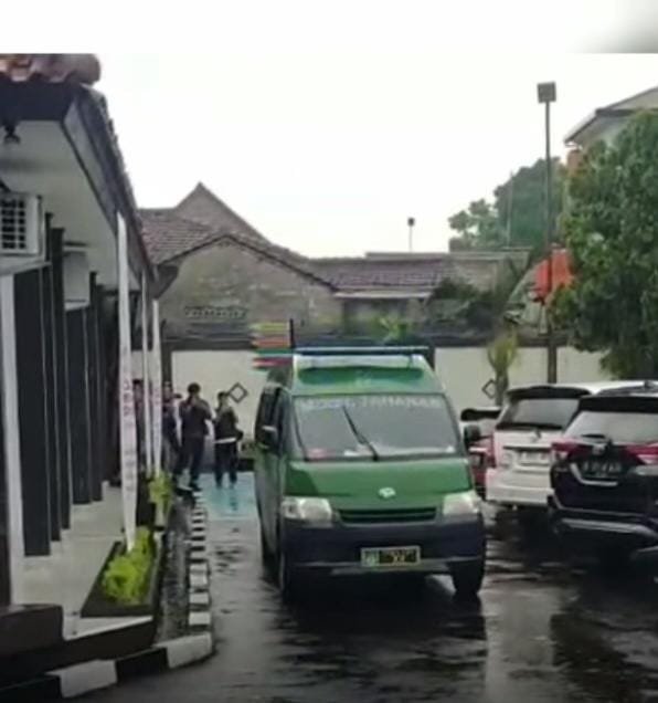 Kejari Sukabumi Limpahkan Empat Tersangka Korupsi DLH ke Rutan Bandung 1 WhatsApp Image 2025 09 12 at 07.32.16 46337c67