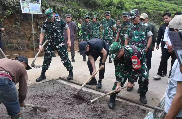 TNI Bangun Jalan Sepanjang 1,7 KM di Cianjur, Warga Desa Wangunjaya Sambut dengan Syukur 1 Screenshot 2025 10 09 134740