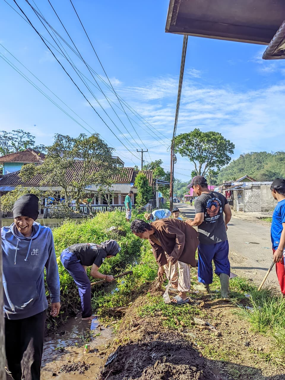 Kompak, Kepala Dusun Cipriangan Bersama Masyarakat Laksanakan Kerja Bakti 1 WhatsApp Image 2025 10 05 at 10.30.17 14ed46eb