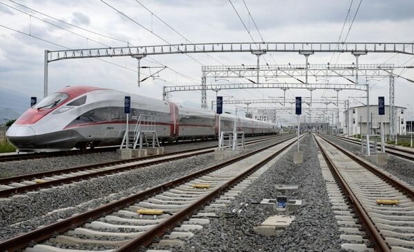 jumlah penumpang kereta cepat turun 169