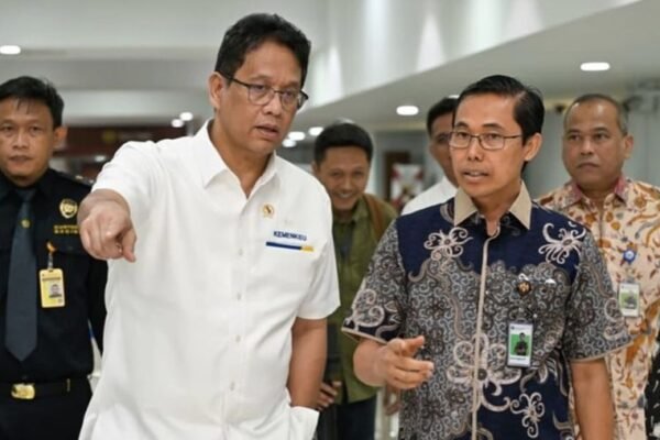 menkeu purbaya didampingi oleh kepala bea cukai soetta gatot sugeng wibowo dan kepala imigrasi soekarno hatta galih priya kart 1759750678176 169