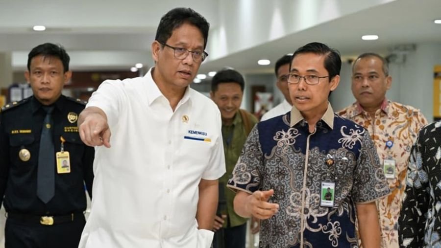menkeu purbaya didampingi oleh kepala bea cukai soetta gatot sugeng wibowo dan kepala imigrasi soekarno hatta galih priya kart 1759750678176 169