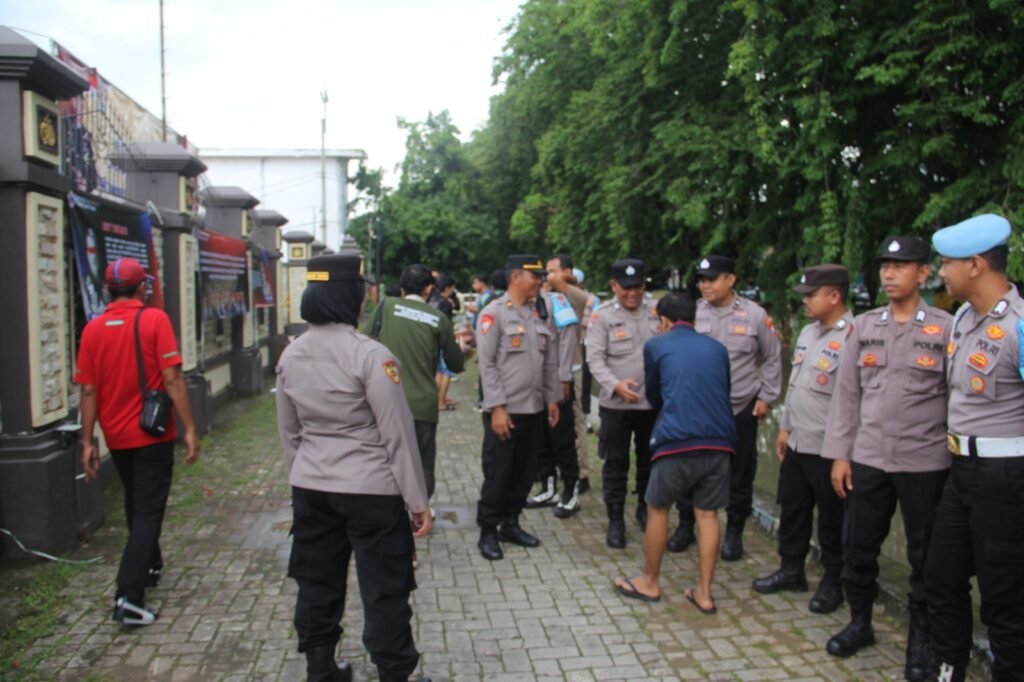Polres Sumenep Amankan Aksi Bisu DEAR Jatim, Suarakan Dukungan Pemberantasan Korupsi di Kabupaten Sumenep 4 WhatsApp Image 2025 12 09 at 18.34.34 1