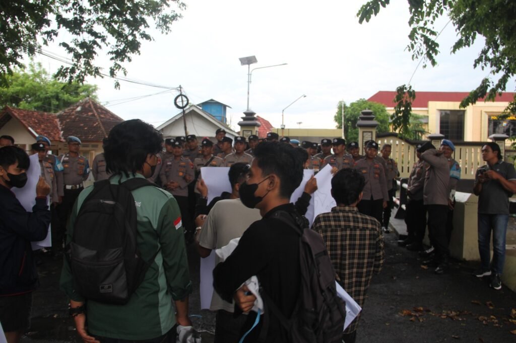 Polres Sumenep Amankan Aksi Bisu DEAR Jatim, Suarakan Dukungan Pemberantasan Korupsi di Kabupaten Sumenep 2 WhatsApp Image 2025 12 09 at 18.34.34 2