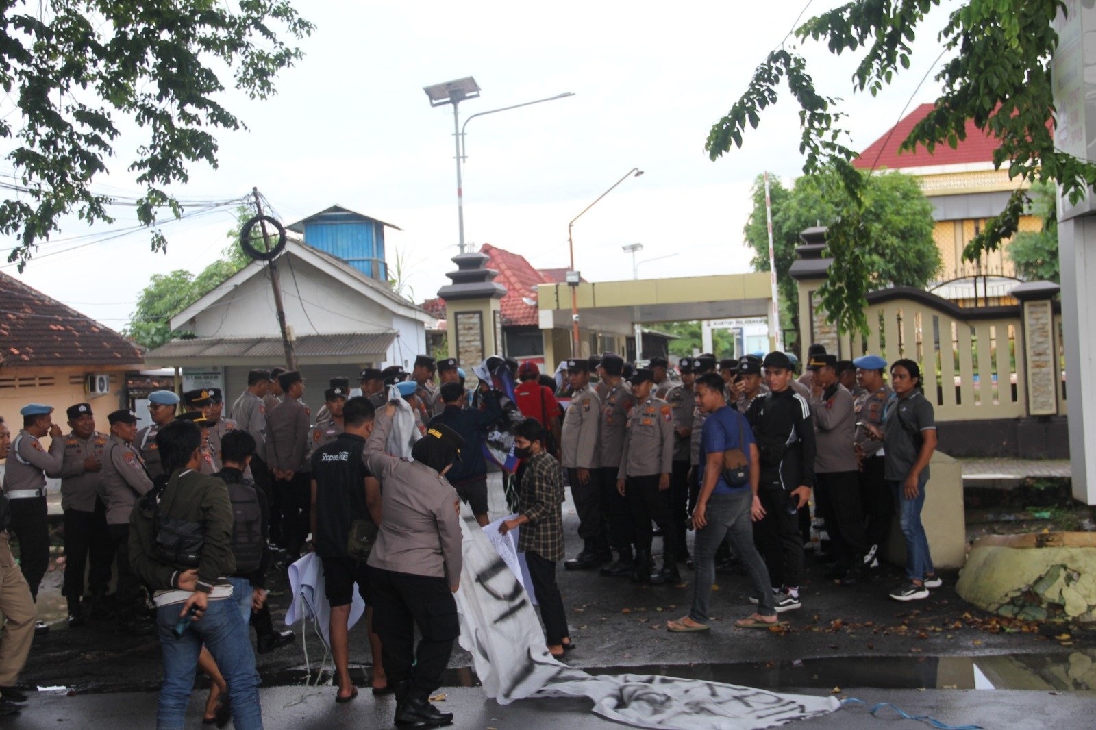 Polres Sumenep Amankan Aksi Bisu DEAR Jatim, Suarakan Dukungan Pemberantasan Korupsi di Kabupaten Sumenep 1 WhatsApp Image 2025 12 09 at 18.34.34