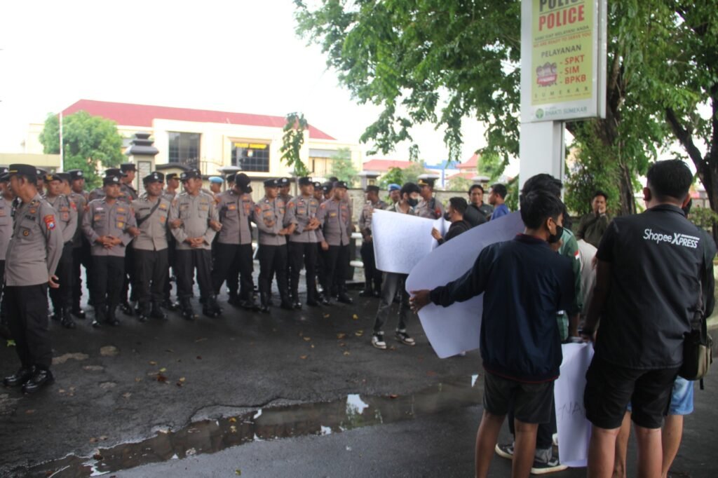 Polres Sumenep Amankan Aksi Bisu DEAR Jatim, Suarakan Dukungan Pemberantasan Korupsi di Kabupaten Sumenep 3 WhatsApp Image 2025 12 09 at 18.34.35