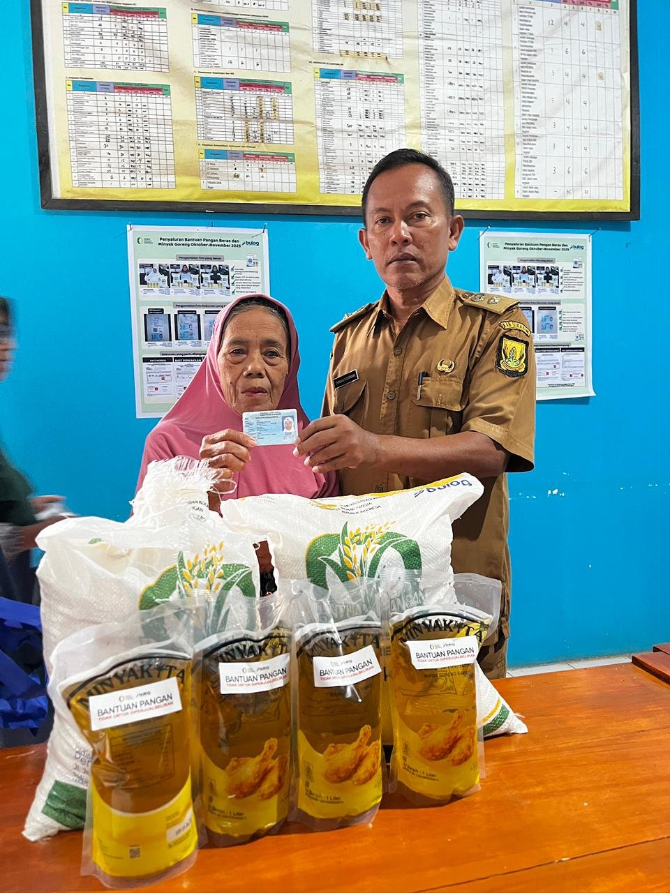 Pemdes Sirnajaya Salurkan 20 Kg Beras dan 4 Kg Minyak Sayur untuk 301 KPM 1 WhatsApp Image 2025 12 09 at 20.36.29