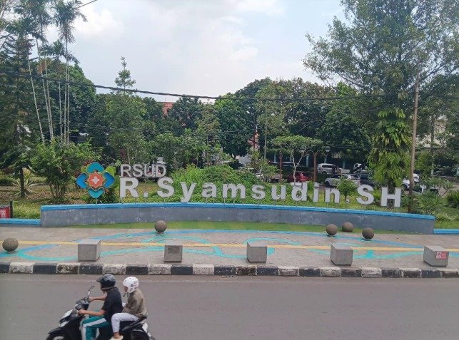 Honorer RSUD R. Syamsudin SH Tolak Tawaran Jadi TKI, Tegaskan Butuh Kepastian Status 1 WhatsApp Image 2025 12 15 at 10.21.39 4b5034f5