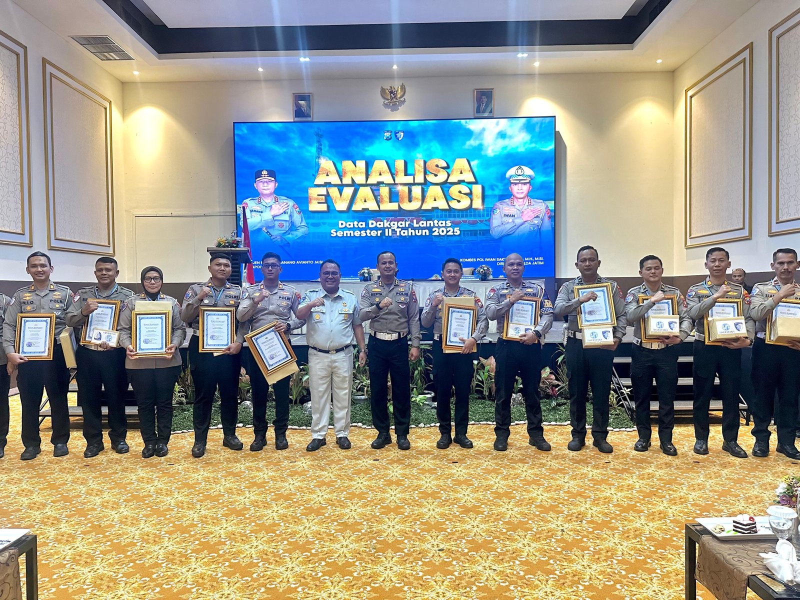 Satlantas Polres Sumenep Raih Penghargaan Terbaik I Penurunan Angka Kecelakaan Lalu Lintas Triwulan III Tahun 2025 1 WhatsApp Image 2025 12 16 at 19.45.43 2 scaled