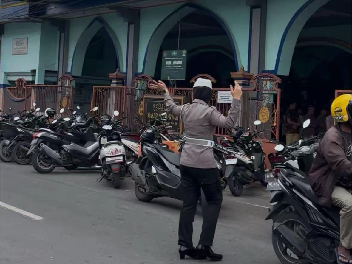 Humanis dan Sigap, Polwan Polres Sumenep Amankan dan Atur Lalin Sholat Jum'at 1 WhatsApp Image 2025 12 19 at 5.04.42 PM