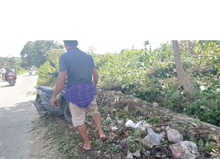 Warga Gotong Royong Bersihkan Tumpukan Sampah di Jembatan Si Ngomber, Minta Pemerintah Jangan Tutup Mata 1 WhatsApp Image 2025 12 20 at 12.31.56 PM