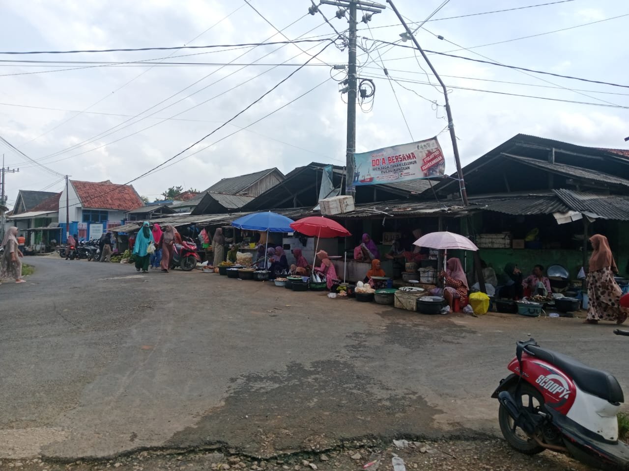 Kios Liar dan Penjual Ikan di Pasar Pandeman Dikeluhkan, Warga Minta Pemdes Turun Tangan 1 WhatsApp Image 2025 12 23 at 11.24.45 AM