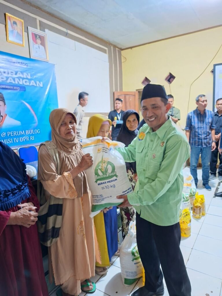 Pemdes Citamiang Salurkan Bantuan Pangan untuk 526 KPM, Hadirkan DPR RI dan Sejumlah Pemangku Kepentingan 3 WhatsApp Image 2025 12 25 at 09.36.08 2