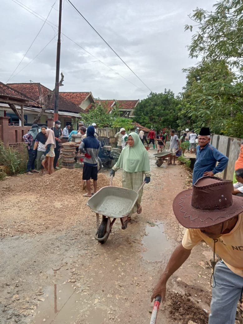 Jalan Poros Tengah Desa Bilis-Bilis Diperbaiki Masyarakat Dengan Dana Swadaya Tanpa Hadirnya Pemerintah Daerah. 1 WhatsApp Image 2026 01 12 at 16.39.31
