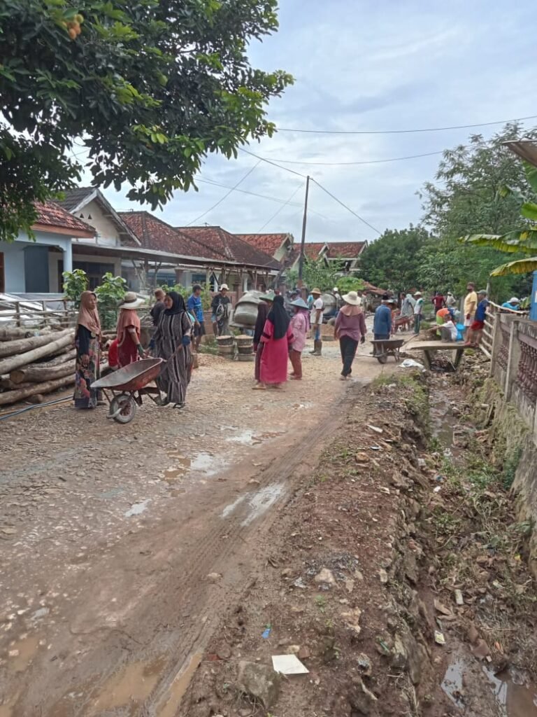 Jalan Poros Tengah Desa Bilis-Bilis Diperbaiki Masyarakat Dengan Dana Swadaya Tanpa Hadirnya Pemerintah Daerah. 2 WhatsApp Image 2026 01 12 at 16.39.32 2