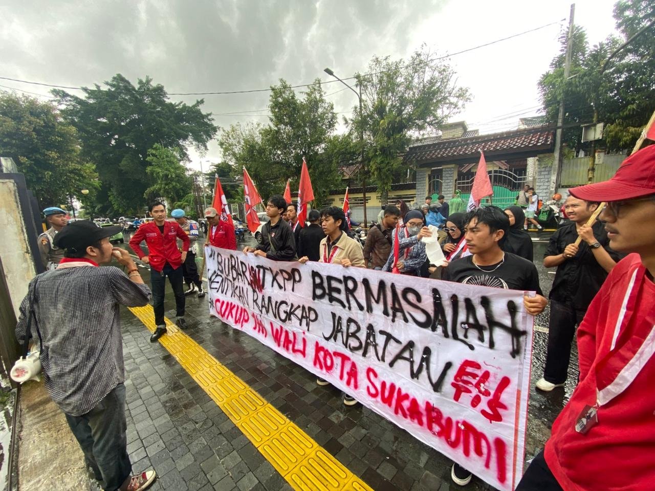 GMNI Sukabumi Raya Soroti Rangkap Jabatan di TKPP, Desak Interpelasi DPRD hingga Evaluasi Kemendagri 1 WhatsApp Image 2026 01 20 at 11.03.41 PM