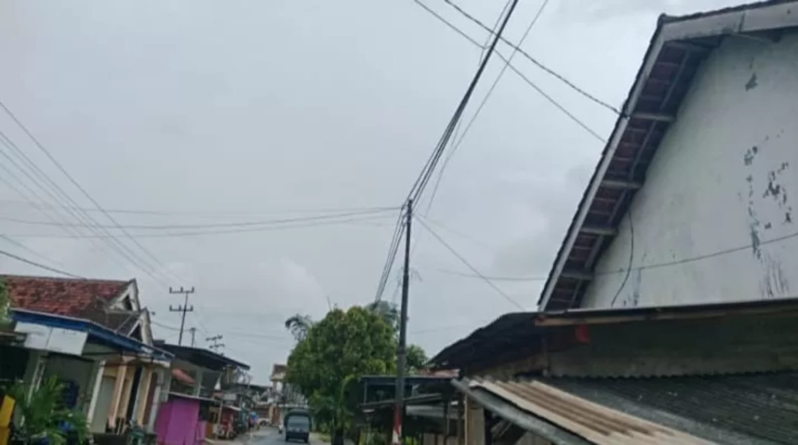 Sering Padam, Warga Kangean Sumenep Keluhkan Listrik PLN Meski Cuaca Tak Menentu 1 WhatsApp Image 2026 01 22 at 09.41.04