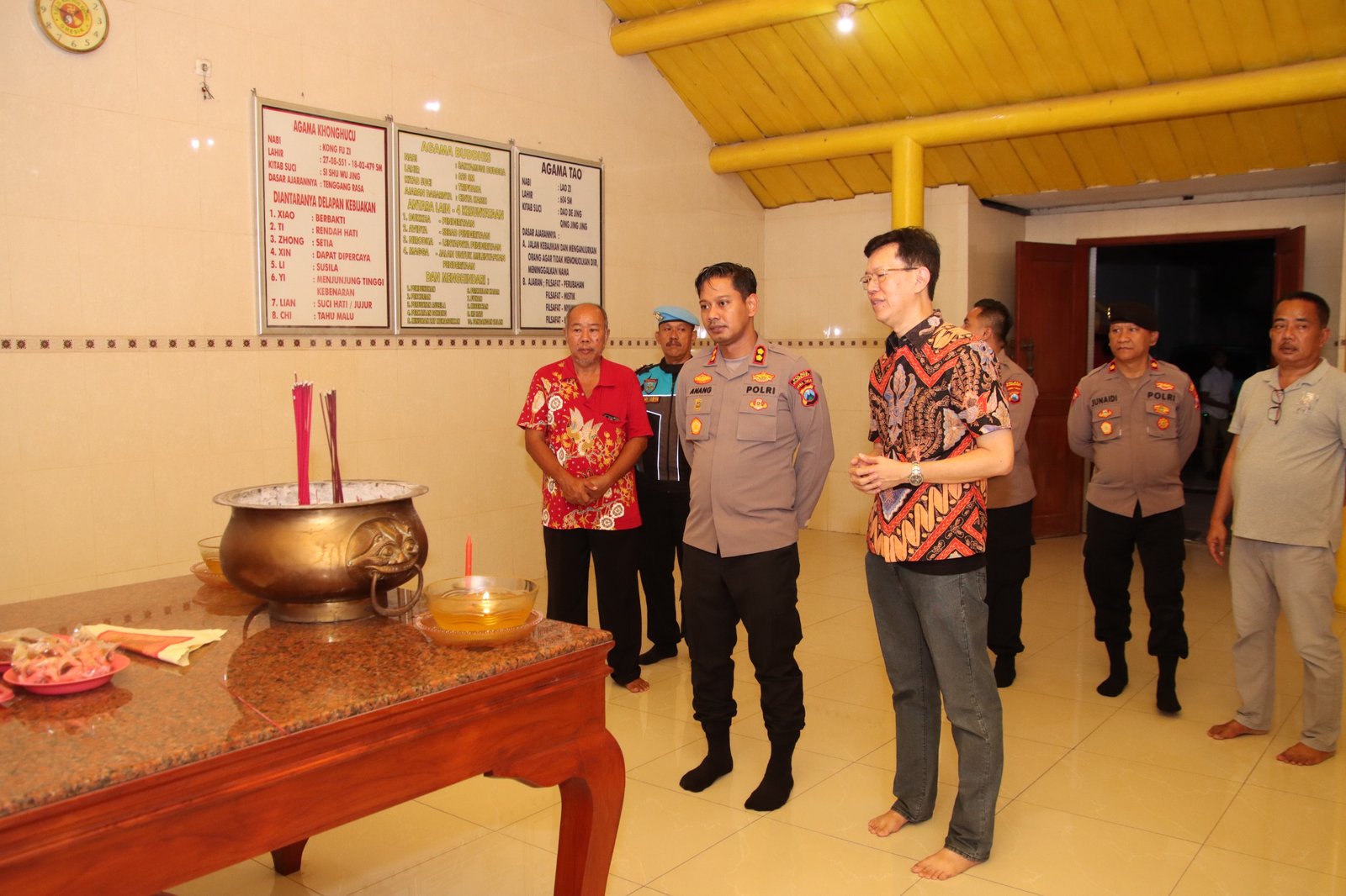 Jaga Toleransi dan Kondusivitas, Kapolres Sumenep Hadiri dan Amankan Ibadah Imlek 2026 5 WhatsApp Image 2026 02 17 at 10.33.40 AM