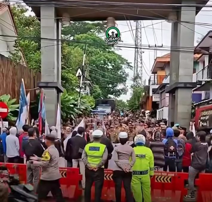 Massa Demo di Lembur Pakuan Dihadang Warga, Soroti Proyek Jalan dan Isu Proyek Disdik Jabar 2 WhatsApp Image 2026 02 19 at 9.57.37 PM