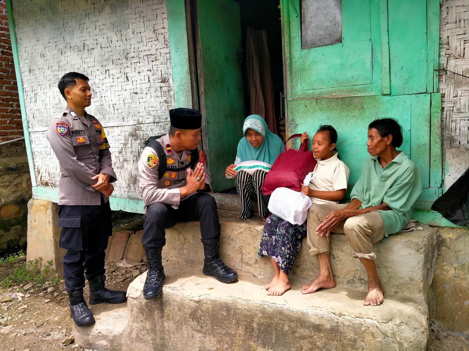 Wujud Kepedulian Polri, Kapolsek Cangkuang Salurkan Bantuan Langsung ke Warga Miskin Ekstrem 3 WhatsApp Image 2026 02 25 at 1.17.24 PM