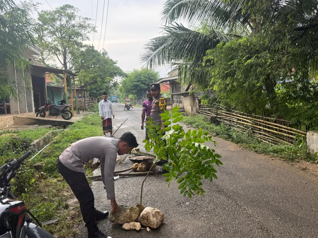 Polsek Kangayan Bersama Warga Perbaiki Bahu Jalan Akibat Cuaca Ekstrem 1 WhatsApp Image 2026 03 23 at 12.50.40
