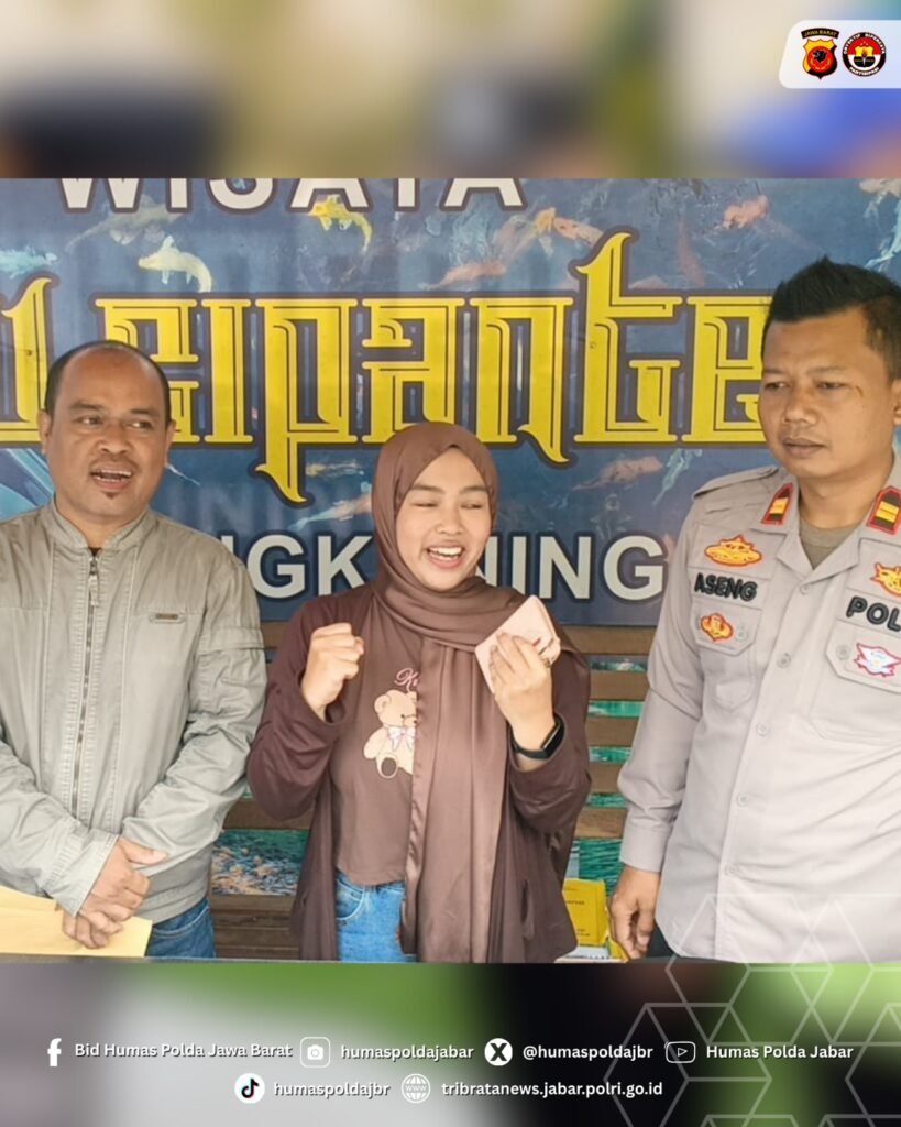 Personel Pos Pam Situ Cipanten Tunjukkan Kejujuran, Dompet Wisatawan Dikembalikan Utuh 2 WhatsApp Image 2026 03 26 at 16.26.41 1
