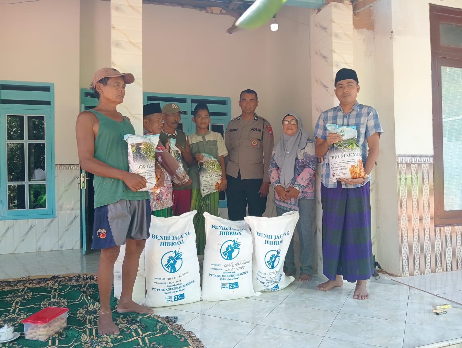 Dukung Ketahanan Pangan, Polsek Gapura Salurkan bantuan bibit jagung hibrida TB10 Untuk Kelompok Tani 1 WhatsApp Image 2026 05 31 at 10.20.02 AM