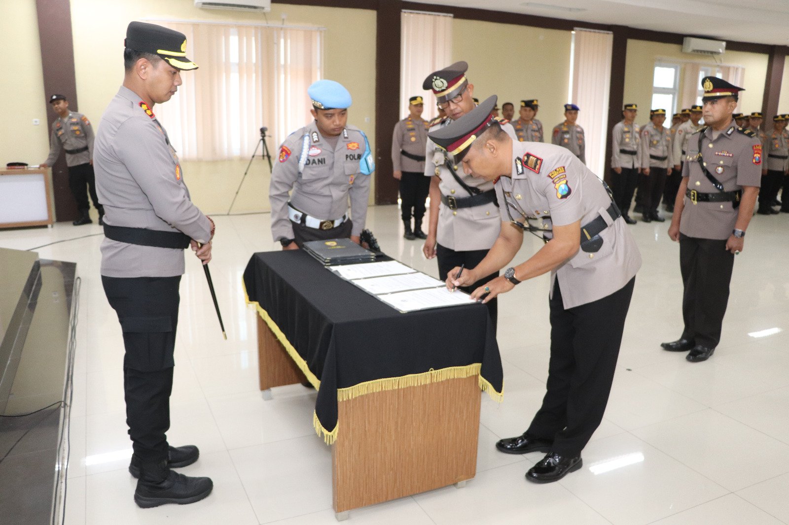 Mutasi Pejabat di Polres Sumenep, Empat Kapolsek Berganti 1 WhatsApp Image 2026 06 09 at 12.53.55 PM