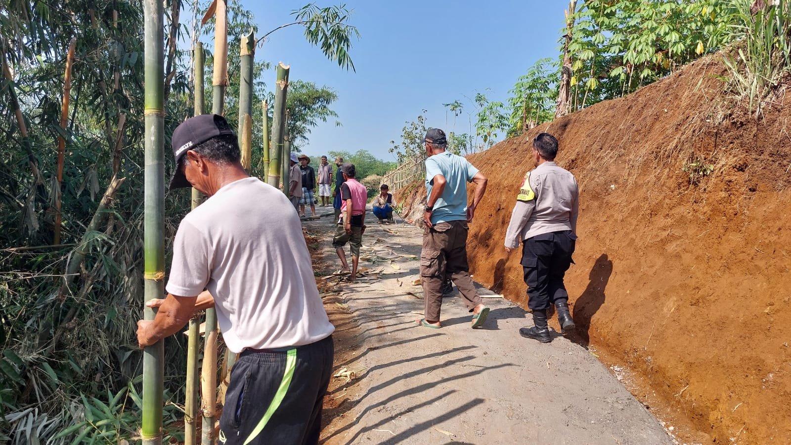 Wujud Nyata Kepedulian Lingkungan, Kapolsek Kebonpedes Pimpin Kerja Bakti Perbaikan Akses Jembatan Gantung Jantake 2 WhatsApp Image 2026 06 12 at 4.57.56 PM