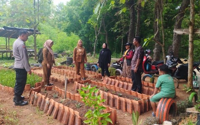 POLSEK KALIANGET DUKUNG KETAHANAN PANGAN MELALUI PENGECEKAN TANAMAN SAYURAN DI DESA KALIANGET TIMUR 2 WhatsApp Image 2026 06 14 at 9.37.31 AM