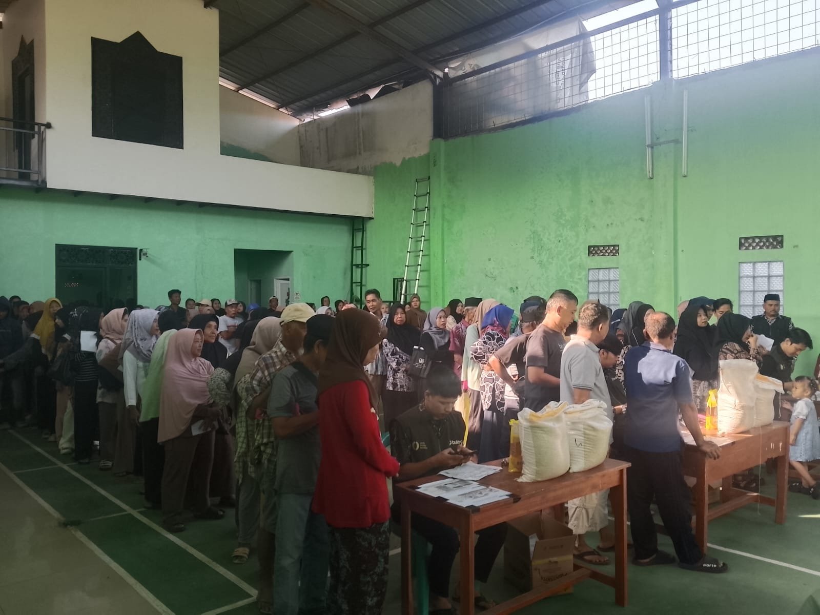Pemdes Bojonggaling Salurkan Beras dan Minyak Sayur untuk 1.260 KPM 2 WhatsApp Image 2026 06 23 at 10.13.04 AM