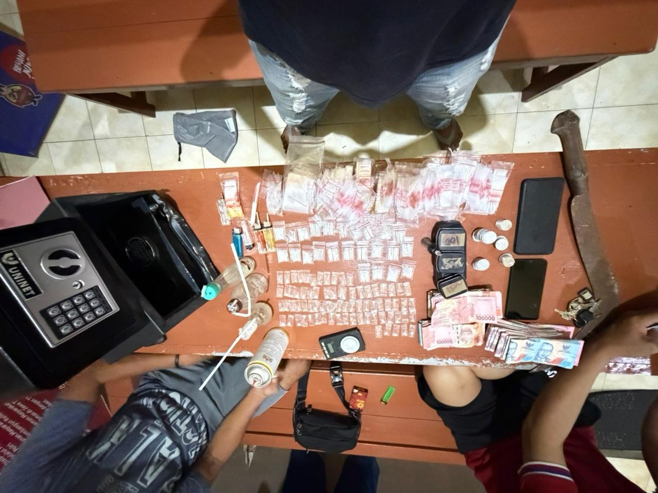 Polsek Masalembu Ungkap Kasus Penyalahgunaan Narkotika Jenis Sabu, Puluhan Paket Sabu dan Uang Tunai Diamankan 2 WhatsApp Image 2026 06 24 at 9.29.36 AM