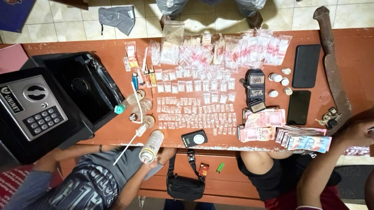 Polsek Masalembu Bongkar Dugaan Peredaran Sabu, 99 Paket Narkotika dan Uang Tunai Rp32 Juta Disita 3 WhatsApp Image 2026 07 03 at 10.18.29 AM