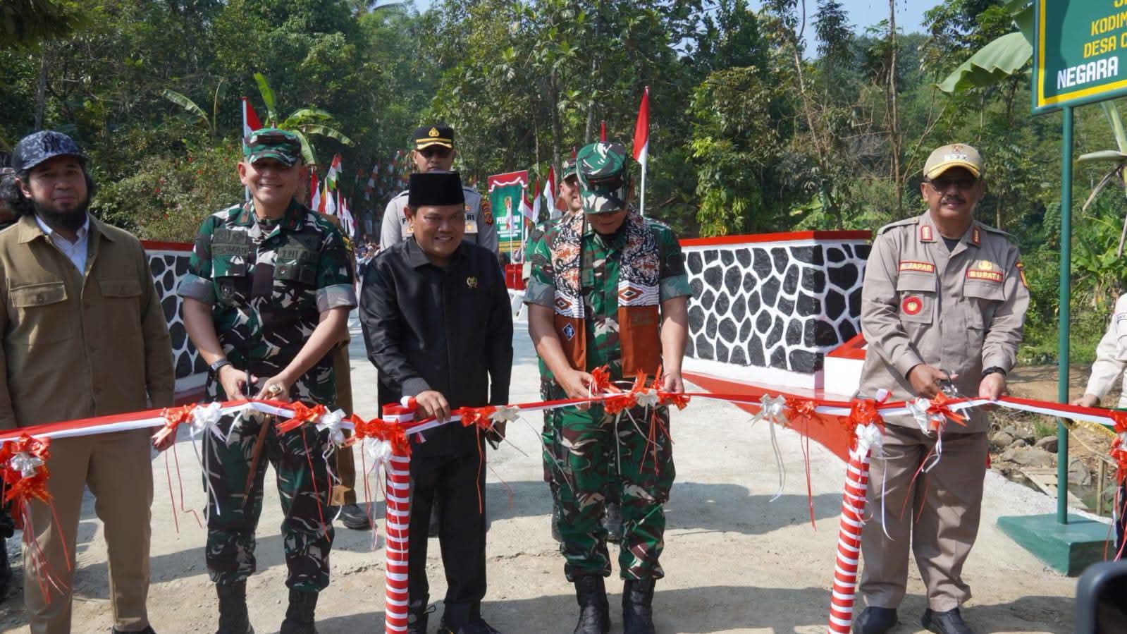 Jembatan Garuda Suci Resmi Hadir di Cikembar, Wujud Kolaborasi TNI dan Kepedulian Presiden bagi Kemajuan Desa 4 WhatsApp Image 2026 07 21 at 14.11.03