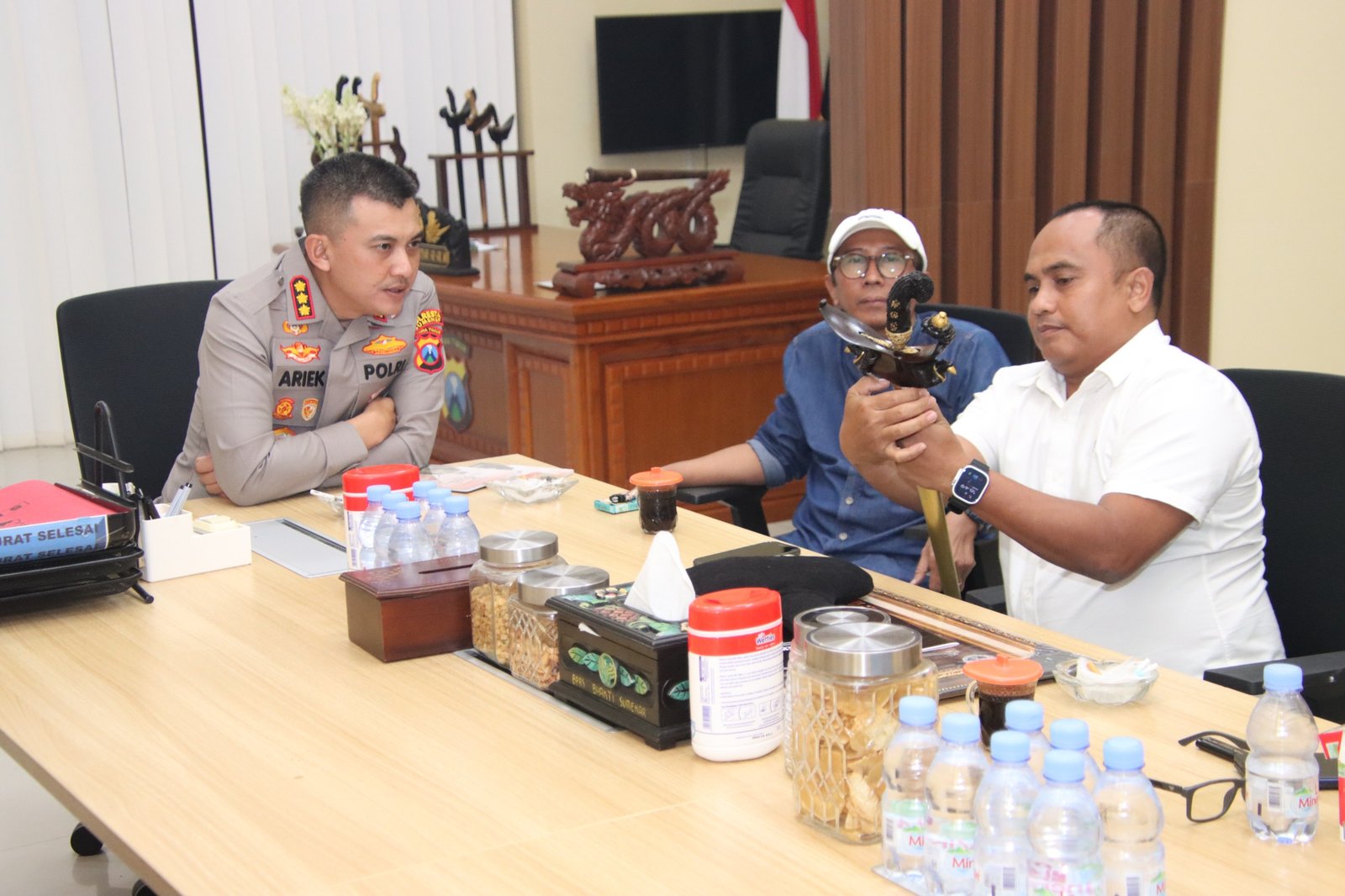 Pererat Silaturahmi, Kapolresta Sumenep Terima Keris dari Pegiat Budaya 1 WhatsApp Image 2026 07 31 at 8.27.27 PM 1